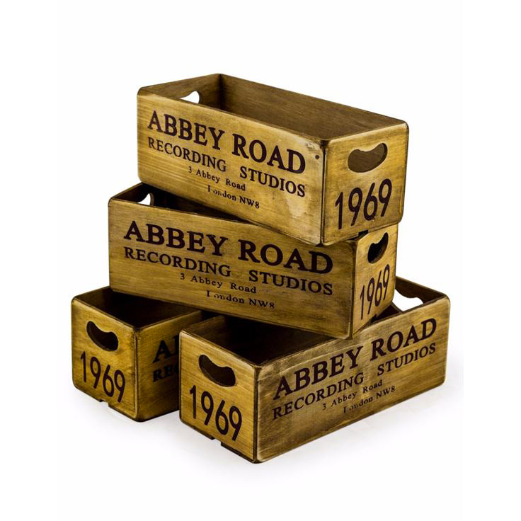 Add rustic charm and functional style to your space with these vintage-inspired wooden storage crates.
Crafted from durable wood with a weathered finish, these crates evoke the warmth of traditional British bakeries. The side handles offer convenient portability, while their stackable design makes them both decorative and practical.
Perfect for use at home, in the kitchen storing fruit, tea, or condiments, in a window sill with aromatic herbs, or in a hallway storing keys or sunglasses, these crates effor