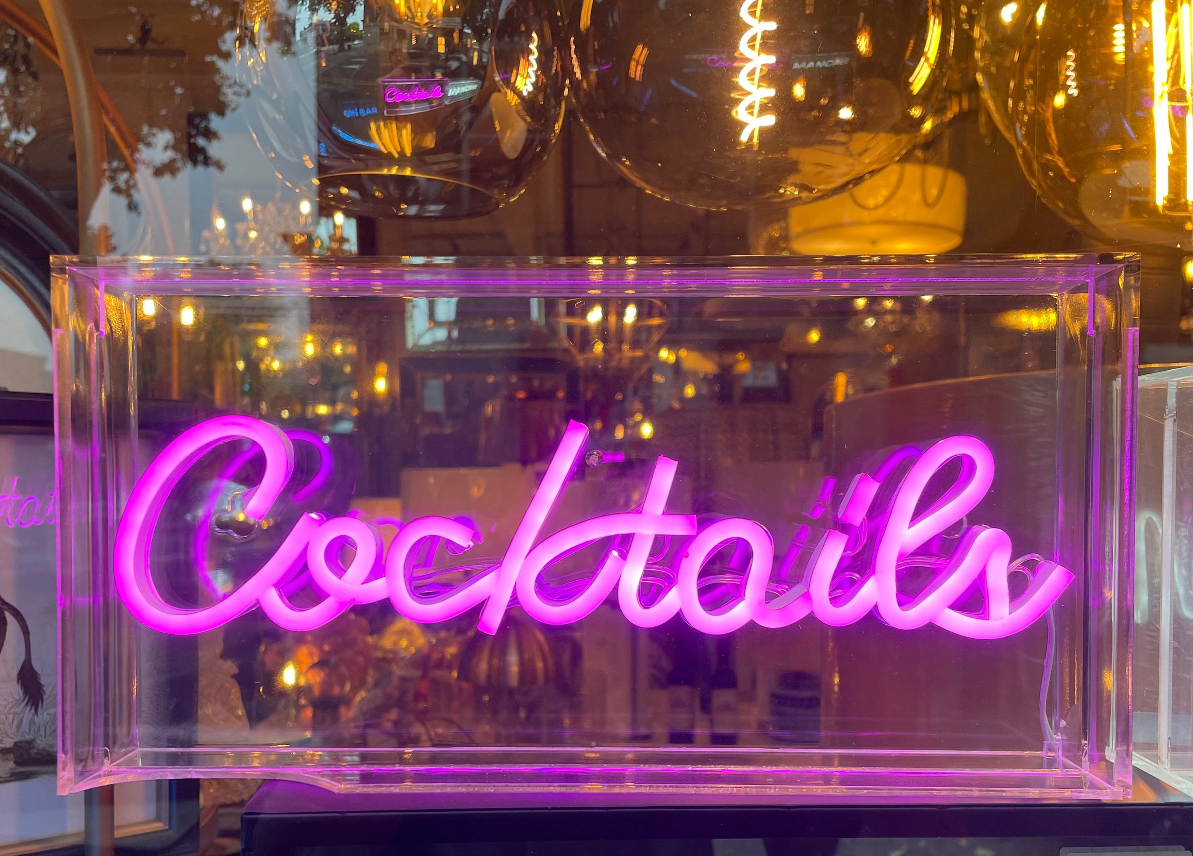 Acrylic neon wall sign "Cocktails" on a box frame. A perfect retro look.
It comes with an USB cable with dimmer switch.