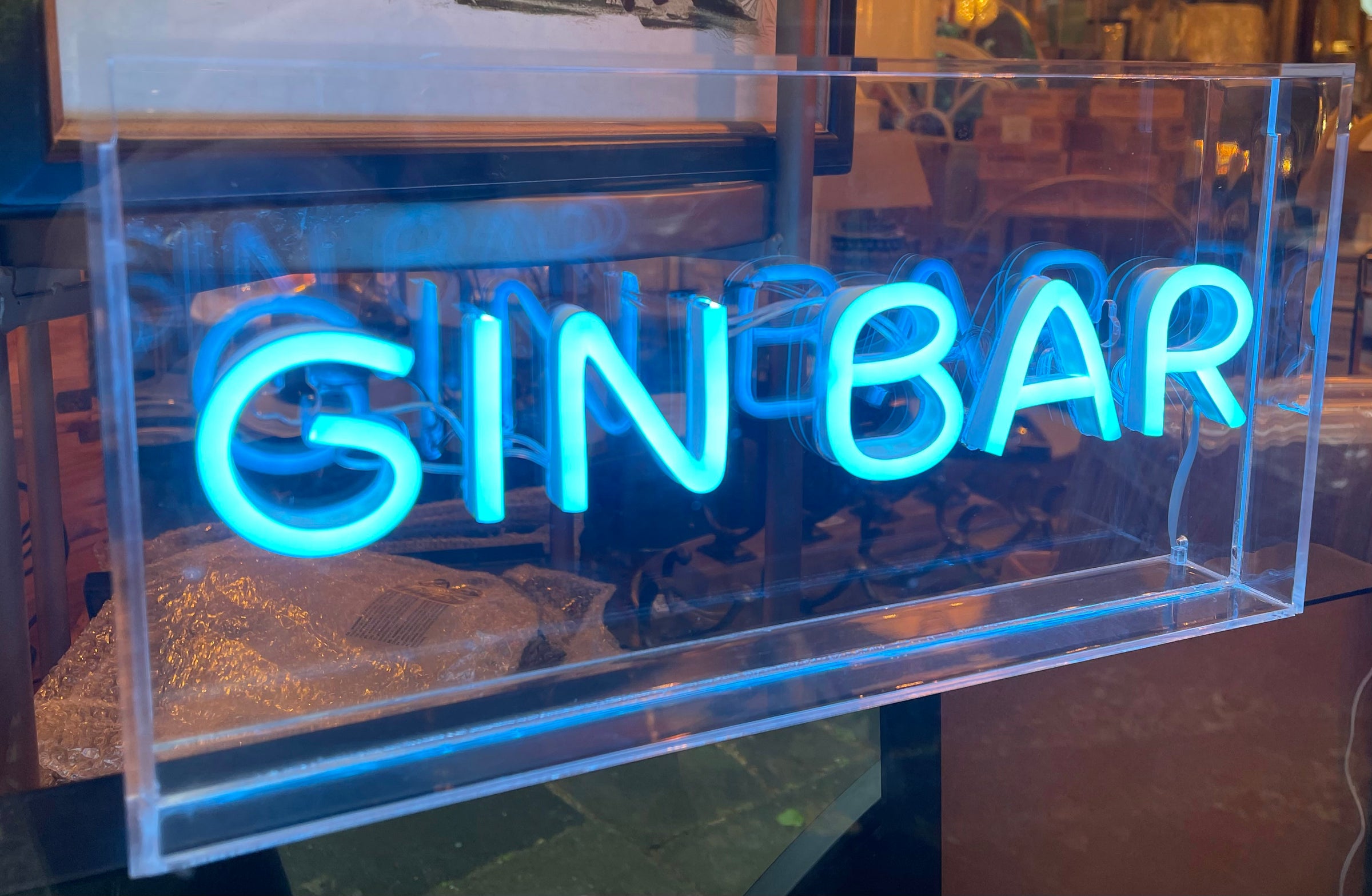 Acrylic neon wall sign "Gin Bar" on a box frame. A perfect retro look.
It comes with an USB cable with dimmer switch.