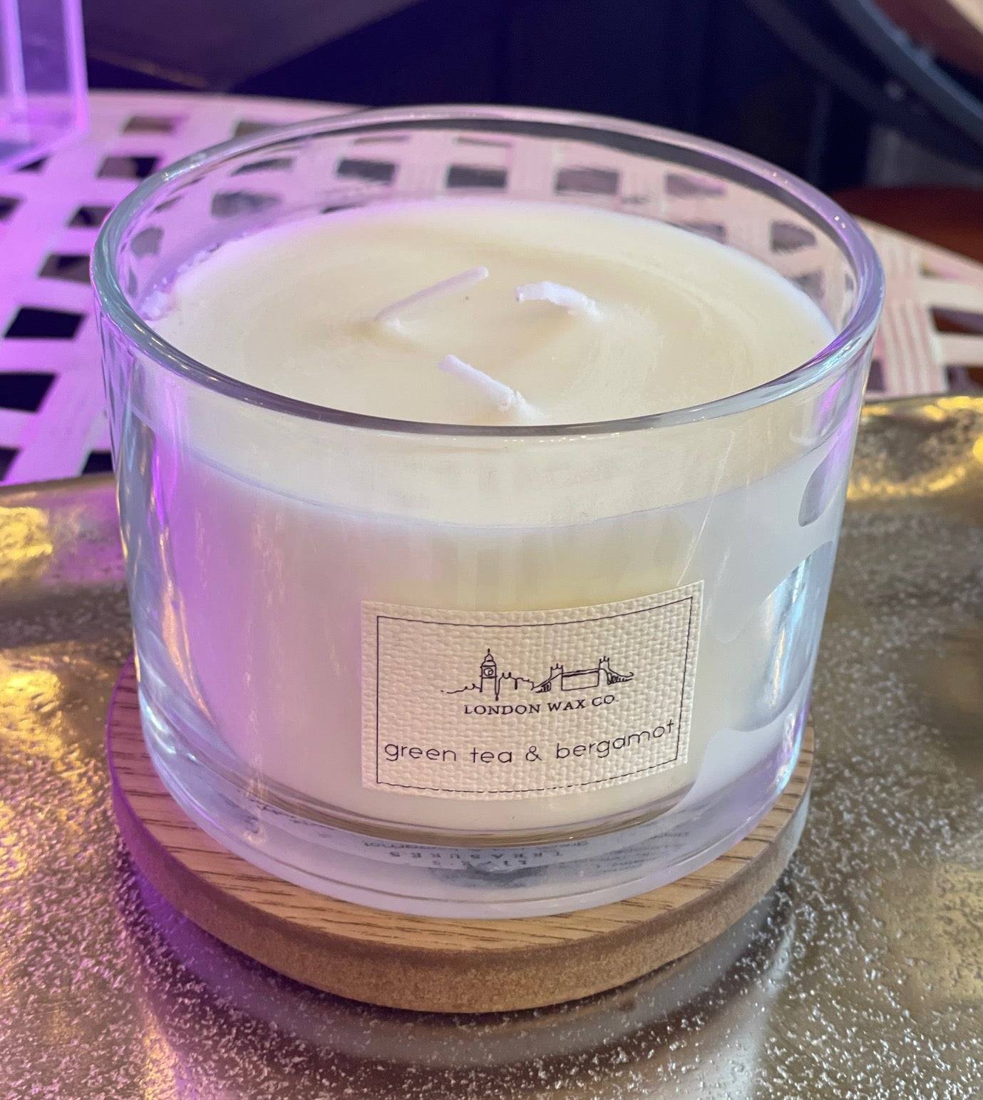 A luxuriously scented candle that you can indulge in as a gift for someone special or as a well deserved treat for yourself. Essential oils of green tea and bergamot give a rich and lasting aroma.