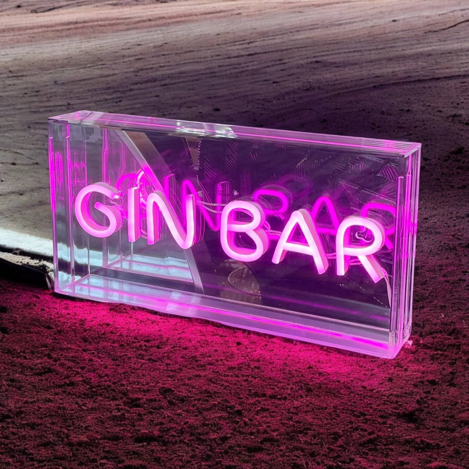 Acrylic neon wall sign "Gin Bar" on a box frame. A perfect retro look.
It comes with an USB cable with dimmer switch.