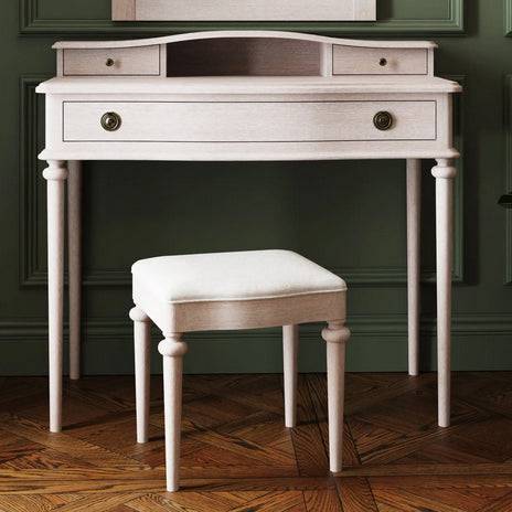 A period style bureau desk in a pale limewashed finish. Four slender turned legs for a classic and refined look. Explore our website for desks and other period furniture.