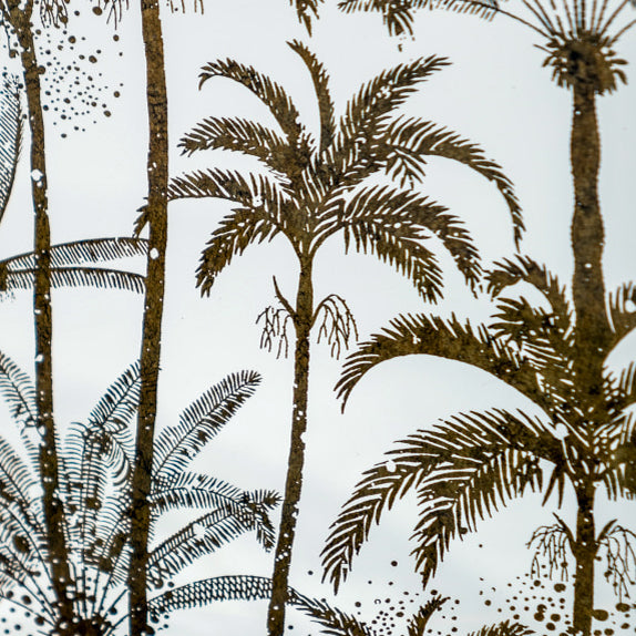 Palm tree round trays. The trays are clear transparent, not mirrored.
These decorative trays are a simple yet impactful way to elevate your space. They offer both style and function, helping you keep things organized while also contributing to your home's aesthetic. Whether you're using them for displaying personal items, serving guests, or simply as a decorative pieces, these stylist trays can enhance the beauty and practicality of any room.