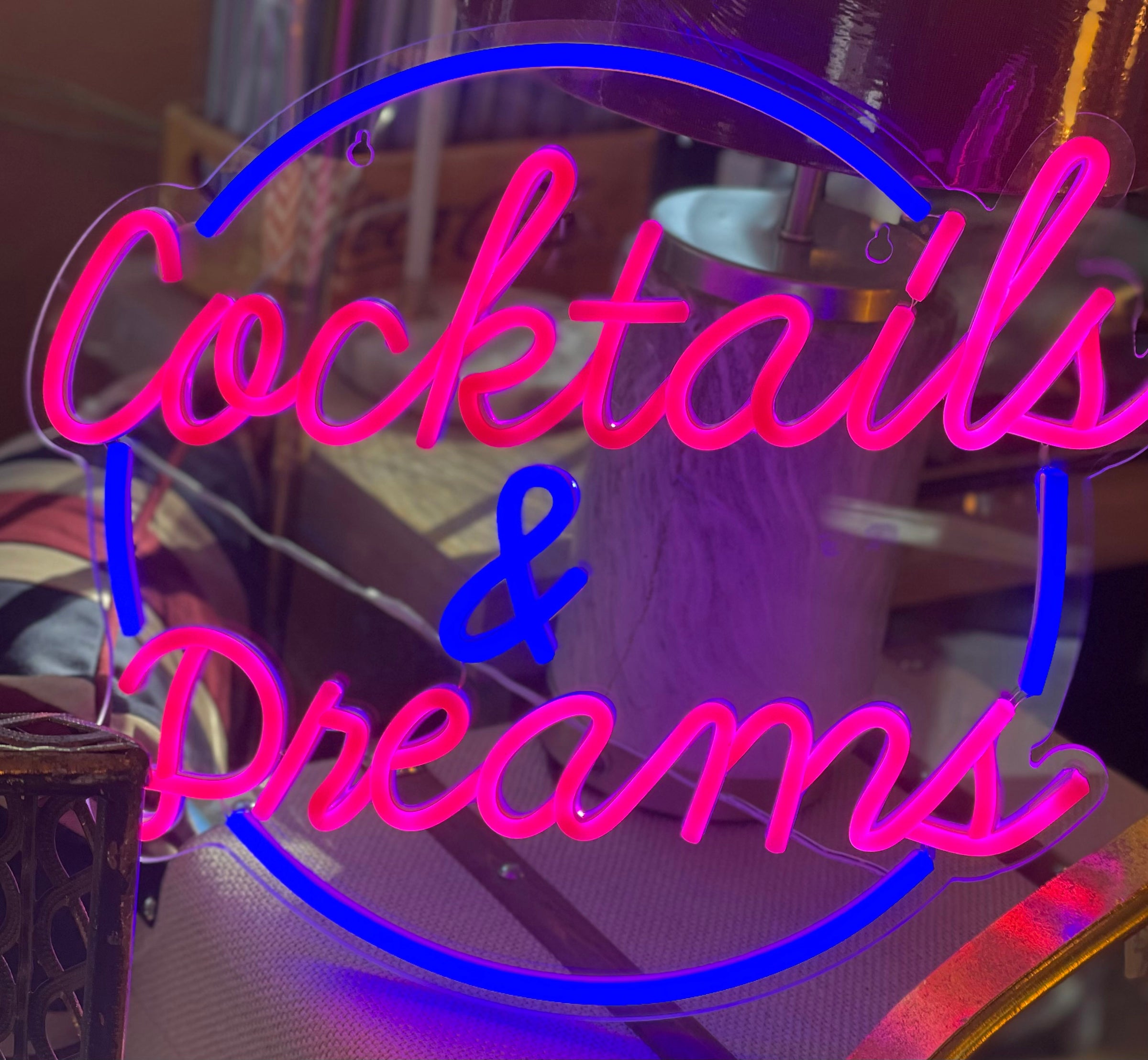 Wall mounted acrylic neon wall sign "Cocktal & Dreams" . A perfect retro look.
It comes with an USB cable with dimmer switch.