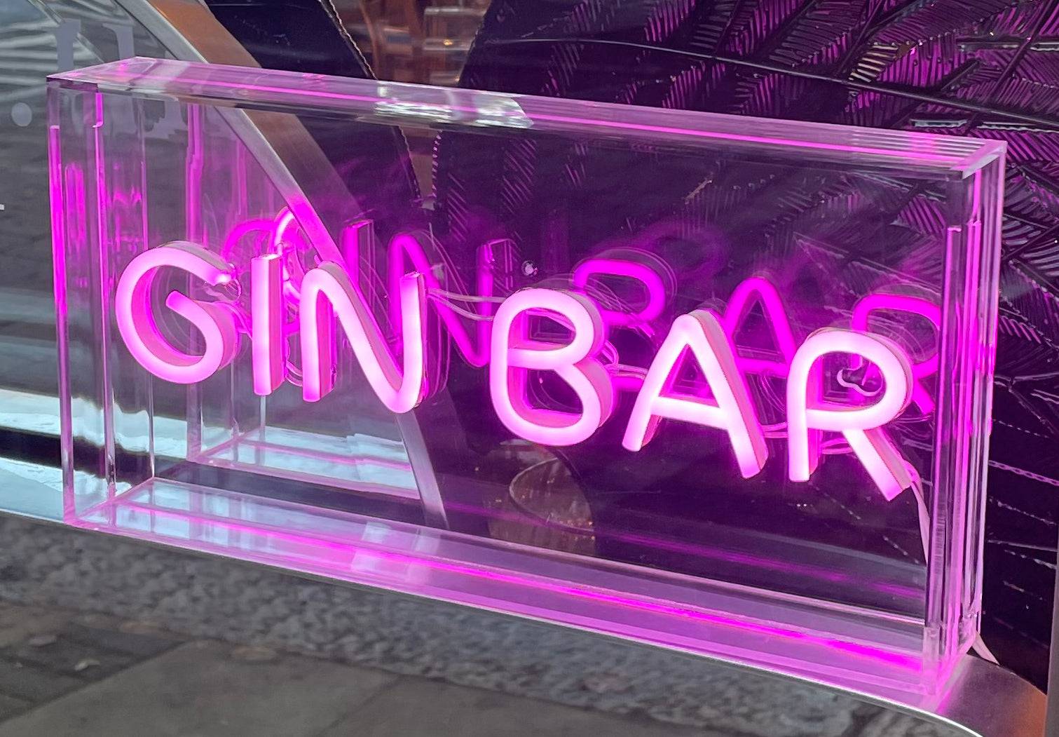 Acrylic neon wall sign "Gin Bar" on a box frame. A perfect retro look.
It comes with an USB cable with dimmer switch.
