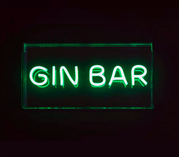 Acrylic neon wall sign "Gin Bar" on a box frame. A perfect retro look.
It comes with an USB cable with dimmer switch.