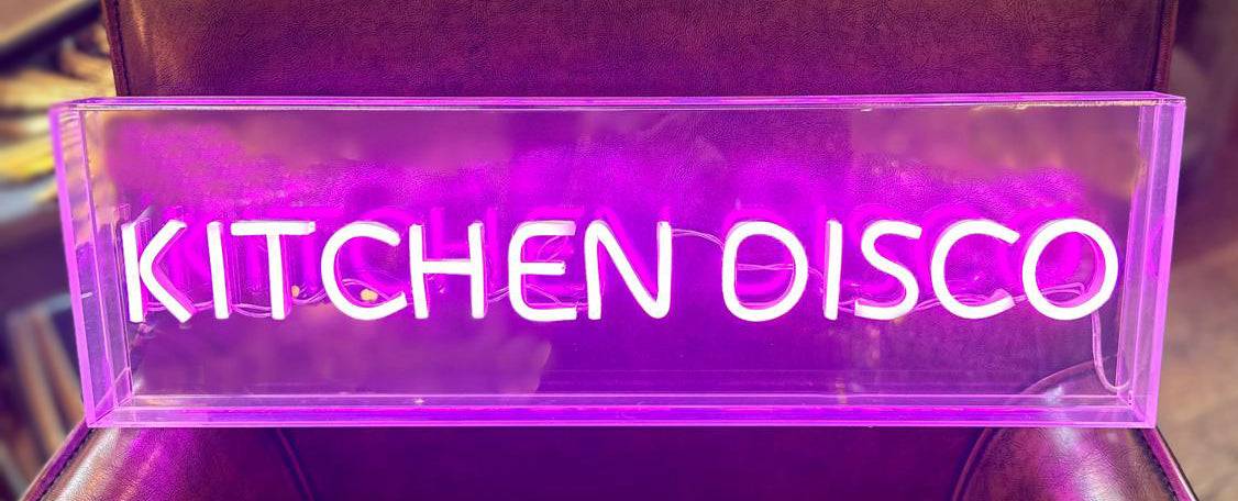 Acrylic neon wall sign "Kitchen Disco" on a box frame. A perfect retro look.
It comes with an USB cable with dimmer switch.