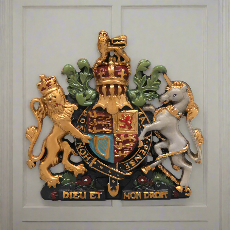 Coat of arms in a mini size. Small replica royal crest to place on your wall.&nbsp; Perfect gift item for a smaller wall.

