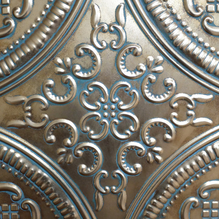 Substantial, gilt metal wall decor.&nbsp; A great way of adding interest to any wall, these square metal plaques are intricately carved giving a Moroccan feel. Two or three of these panels across a wall in a living room, hall or patio add a particularly stylish look. Easy to hang and a really striking display. An alternative display on an empty wall.


W: 73 cm H: 73 cm