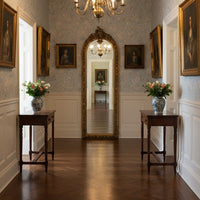 The mirror is placed at the end of a traditional style hallway, country house style, to add light and perspective to your interior, whether in the bedroom, living room or hall, screams luxury.