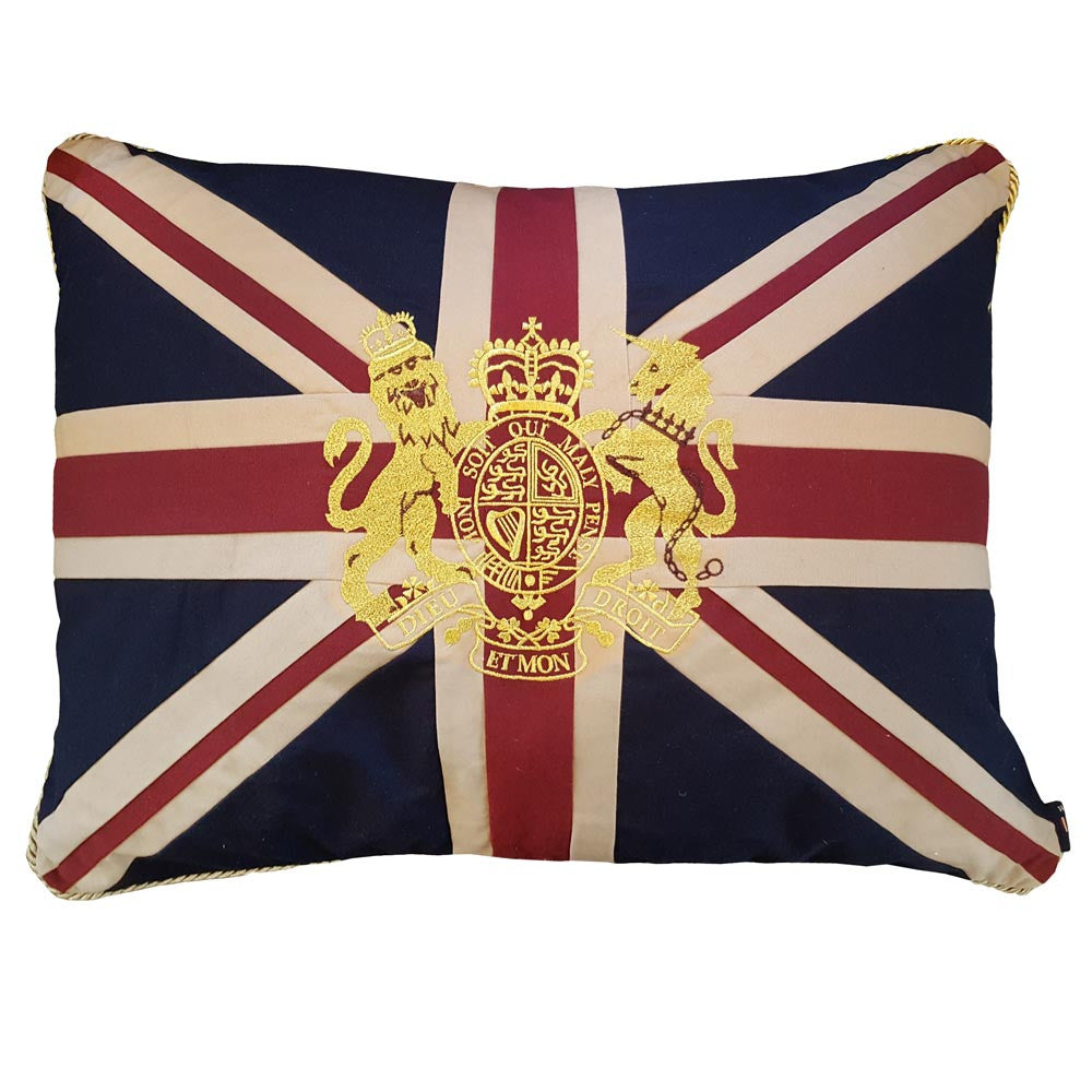 Union jack canvas cushion with crest. Vintage look and attractive piping.&nbsp; Polyester filling included.  H: 53 cm W: 69 cm  Cover: 100% Cotton  Insert: Polyester